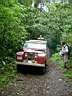 A pied avec les bagages dans le Land Rover